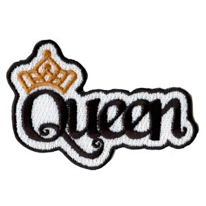 Peut inclure: Patch brodé blanc avec le mot "Queen" en lettres cursives noires et une couronne dorée au-dessus du mot.