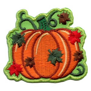 Peut inclure: Un patch brodé thermocollant représentant une citrouille de dessin animé avec des feuilles vertes et une tige. La citrouille est orange et a un contour blanc. Il y a des feuilles brunes et rouges autour de la citrouille.
