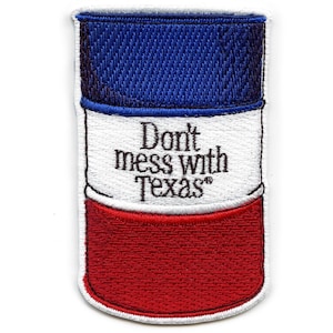 Peut inclure: Un patch brodé blanc, rouge et bleu avec le texte "Don't mess with Texas" en noir.
