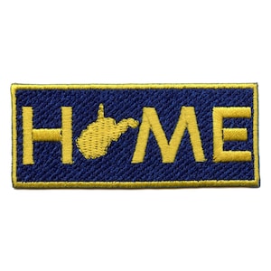 Könnte beinhalten: Ein gestickter Aufnäher in Blau und Gold mit dem Wort "HOME" und einer Umrandung des Bundesstaates West Virginia.