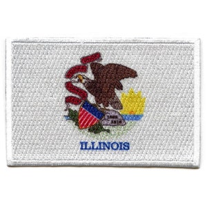 Peut inclure: Un écusson brodé blanc avec le sceau de l'État de l'Illinois. Le sceau représente un aigle chauve tenant un bouclier sur sa poitrine, un rouleau avec les mots "State of Illinois 1818" et un soleil levant. Les mots "ILLINOIS" sont imprimés sous le sceau.