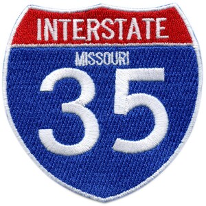 Peut inclure: Un panneau routier bleu et rouge avec le numéro 35 et le mot "MISSOURI" en lettres blanches.