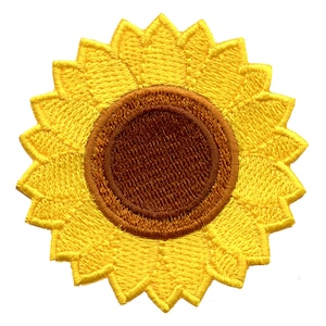Puede incluir: Un parche bordado de girasol amarillo con un centro marrón.