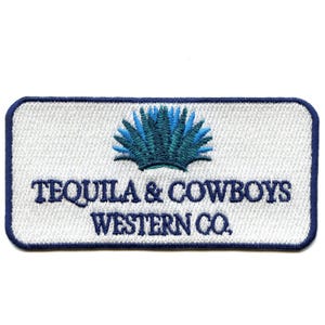 Può includere: Toppa ricamata con sfondo bianco e bordo blu. La toppa presenta un disegno di pianta di agave blu sopra il testo "TEQUILA & COWBOYS WESTERN CO." in lettere blu. La toppa è rettangolare.
