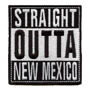Op de afbeelding: Zwart en wit geborduurd patch met de tekst "STRAIGHT OUTTA NEW MEXICO".
