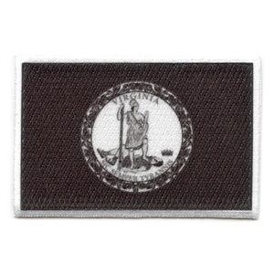 Könnte beinhalten: Ein gestickter Aufnäher in Schwarzweiß mit dem Siegel des Commonwealth of Virginia. Das Siegel zeigt eine Frau, die auf einem Sockel steht und eine Lanze und eine Freiheitsmütze hält. Der Text "Virginia" ist über der Frau eingraviert.