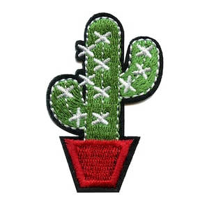 Puede incluir: Parche de cactus bordado en verde con detalles de punto de cruz blanco, colocado en una maceta roja con borde negro. El parche está diseñado con una apariencia detallada y texturizada, ideal para ropa o accesorios.