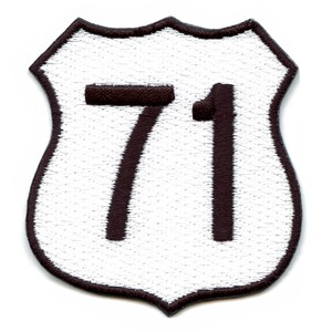 Op de afbeelding: Witte snelweg schild met een bruine rand en het nummer 71 in bruin.
