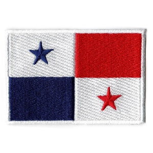Pode incluir: Um remendo bordado com a bandeira do Panamá. A bandeira é um retângulo branco com um quadrado azul no canto inferior esquerdo e um quadrado vermelho no canto superior direito. Há uma estrela branca de cinco pontas no centro do quadrado azul e uma estrela vermelha de cinco pontas no centro do quadrado branco.