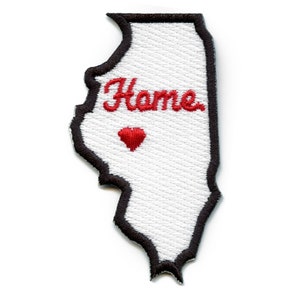 Peut inclure: Patch brodé blanc en forme de l'état de l'Illinois avec un contour noir. Le mot "Home" est brodé en lettres rouges en cursive. Un petit cœur rouge est brodé au centre de l'état.