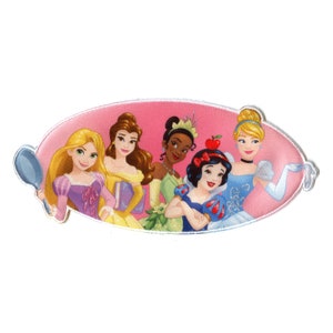 Pode incluir: Um remendo rosa oval com uma imagem bordada de cinco princesas Disney. As princesas são Branca de Neve, Cinderela, Bela, Tiana e Rapunzel. O remendo tem uma borda branca.