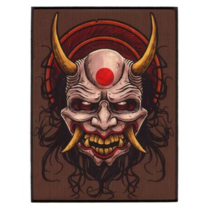 Op de afbeelding: Een wit en rood Japans Oni-masker met scherpe hoorns en tanden. Het masker is geplaatst tegen een bruine achtergrond met een rode cirkel erachter.