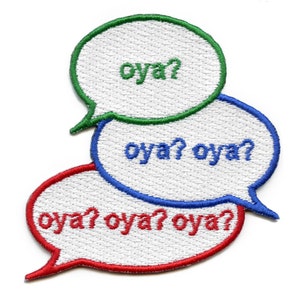 Może przedstawiać: Trzy haftowane dymki z napisem "oya?" w różnych kolorach. Górny dymek jest zielony, środkowy niebieski, a dolny czerwony.