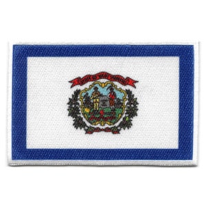 Könnte beinhalten: Ein weißer Patch mit blauem Rand, der das Staatssiegel von West Virginia zeigt. Das Siegel zeigt einen Bauern, einen Pioniere und einen Bergmann, die auf einem Felsen stehen, mit einer Schriftrolle darüber, auf der "MONTANI SEMPER LIBERI" steht. Das Siegel ist von einem Lorbeerkranz umgeben.