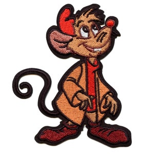 Op de afbeelding: Een geborduurde strijk-op patch met een cartoonmuis die een rode hoed en een bruine jas draagt. De muis heeft een bruine staart en glimlacht.