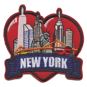 Pode incluir: Etiqueta bordada em forma de coração vermelho com um horizonte da cidade de Nova Iorque, incluindo a Estátua da Liberdade, o Empire State Building e a ponte do Brooklyn. A etiqueta tem uma faixa azul com o texto "NEW YORK" em branco.