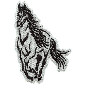 Peut inclure: Écusson brodé représentant un cheval noir en mouvement. Le cheval est dessiné avec des lignes noires détaillées sur un fond en tissu gris. Le patch a un aspect texturé et un bord décoratif irrégulier.