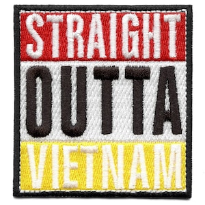 Op de afbeelding: Een geborduurde zwarte en witte patch met de tekst "STRAIGHT OUTTA VIETNAM" in rood, wit en geel.
