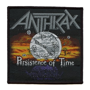 Pode incluir: Etiqueta tecida preta com o nome da banda Anthrax em letras brancas e cinzas. Um grande mostrador de relógio com um design rachado e caveiras está no centro. O texto "Persistence of Time" está abaixo do mostrador do relógio. O símbolo de direitos autorais e "2021 Anthrax" estão na parte inferior.