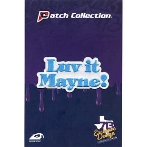 Könnte beinhalten: Bügeleisen-Patch mit weißem Hintergrund und blauem Text, der "Luv it Mayne!" lautet, mit einem violetten Tropfeffekt an den Rändern. Der Patch stammt von Patch Collection und zeigt ein texanisches Logo mit dem Text "Exclusive Design".