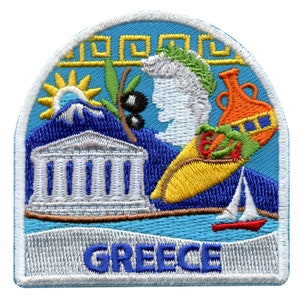 Peut inclure: Patch brodé avec un fond bleu représentant un bâtiment blanc, un soleil jaune, une branche d'olivier verte, une silhouette blanche, un vase jaune et orange et un voilier rouge. Le texte "GREECE" est écrit en bleu en bas du patch.