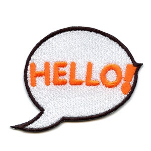 Könnte beinhalten: Eine weiße Sprechblase mit schwarzem Rand und dem Wort "HELLO!" in orangefarbener Stickerei.
