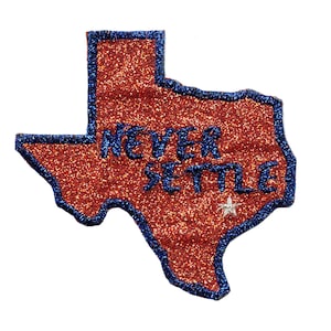 Op de afbeelding: Een rode glitteromtrek van de staat Texas met een blauwe rand en de woorden "Never Settle" in blauwe letters. Een witte ster bevindt zich in de rechterbenedenhoek.