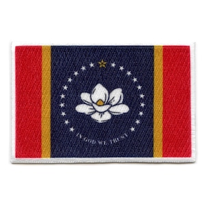 Pode incluir: Remendo retangular com o design da bandeira do estado do Mississippi. A bandeira tem faixas laterais vermelhas, faixas verticais douradas e um centro azul escuro com uma flor de magnólia branca, estrelas e o texto "IN GOD WE TRUST".