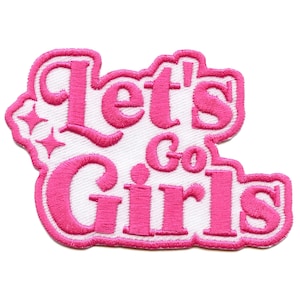 Puede incluir: Parche bordado rosa con la frase "Let's Go Girls". El parche tiene un fondo blanco y un borde rosa, con detalles de estrellas. La fuente es audaz y estilizada.