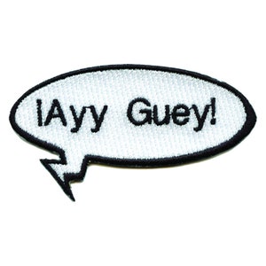 Könnte beinhalten: Weißer, ovaler gestickter Aufnäher mit schwarzem Rand und einem Sprechblasenschwanz. Der Text im Aufnäher lautet "I Ayy Guey!"
