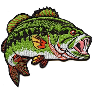 Op de afbeelding: Geborduurde patch met een gedetailleerde largemouth bass. De vis is voornamelijk groen met zwarte, oranje en witte accenten. De bek is open en onthult roze details. De patch is ontworpen voor toepassing op kleding of accessoires.