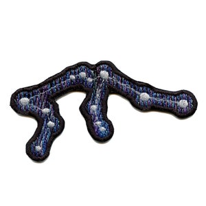 Peut inclure: Un patch brodé noir avec un motif de constellation dans des tons de bleu, violet et blanc. La constellation est soulignée de fil noir et a des étoiles blanches.