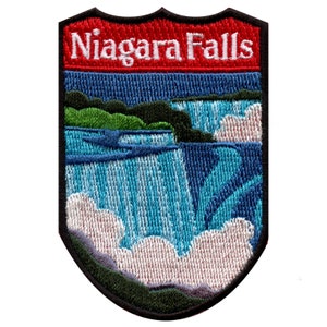 Può includere: Toppa ricamata con sfondo rosso e il testo "Niagara Falls" in bianco. La toppa presenta un'immagine blu e verde delle cascate del Niagara.