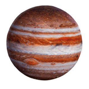 Könnte beinhalten: Eine Nahaufnahme von Jupiter, einem Gasriesen mit wirbelnden roten, orangefarbenen und weißen Wolken. Der Planet hat eine strukturierte Oberfläche und ist ein beliebtes Thema in der Astronomie.