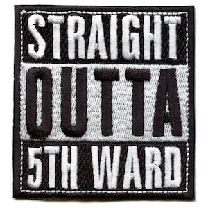 Puede incluir: Parche bordado en blanco y negro con el texto "STRAIGHT OUTTA 5TH WARD".