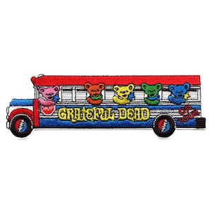 Może przedstawiać: Czerwono-biało-niebieski autobus szkolny z napisem "Grateful Dead" i "On Tour" na boku. Na oknach widnieje pięciu kolorowych tańczących niedźwiedzi.