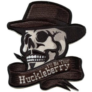 Pode incluir: Patch bordado com uma caveira usando um chapéu marrom escuro. A caveira é branca e cinza com contorno preto. Uma faixa abaixo diz "I'll Be Your Huckleberry" em texto branco. O patch é projetado para roupas ou acessórios.