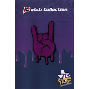 Può includere: Toppa da stirare viola di una mano che fa il gesto rock and roll. La mano cola di vernice viola. La toppa è su uno sfondo viola con il testo "Patch Collection" in bianco.
