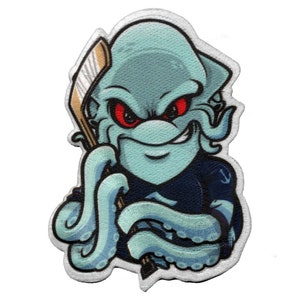 Pode incluir: Um remendo bordado com um polvo de desenho animado segurando um taco de hóquei. O polvo é azul e branco com olhos vermelhos e um sorriso malicioso. O remendo é cercado por uma borda branca.