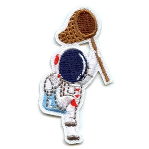 Op de afbeelding: Gestikt patch van een astronaut in een wit ruimtepak met een blauwe helm die een bruin net op een stok vasthoudt.