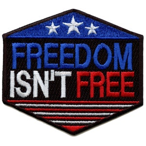 Peut inclure: Un écusson brodé noir et rouge avec le texte "FREEDOM ISN'T FREE" en blanc. L'écusson présente un fond bleu avec trois étoiles blanches et des rayures rouges et blanches en bas.