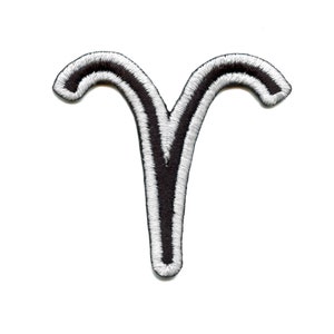 Può includere: Toppa da stiro ricamata in bianco e nero del simbolo astrologico dell'Ariete.