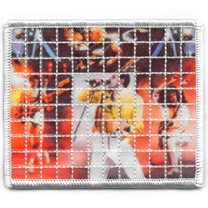Op de afbeelding: Een witte, rode en oranje geborduurde patch met een band die op het podium optreedt. De bandleden dragen witte, gele en zwarte kleding. De patch heeft een rasterpatroon.