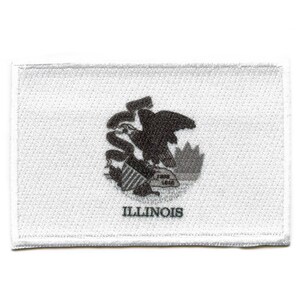 Op de afbeelding: Een witte stoffen patch met het staatszegel van Illinois. Het zegel toont een Amerikaanse zeearend met een schild op zijn borst, een slang en een blauw lint met de woorden "State of Illinois". De tekst "ILLINOIS" is onder het zegel gedrukt.
