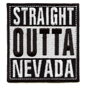 Könnte beinhalten: Schwarzer und weißer gestickter Aufnäher mit dem Text "STRAIGHT OUTTA NEVADA".