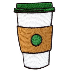 Op de afbeelding: Gestikt patch van een witte koffiebeker met een bruine hoes en een groen logo. De beker heeft een groen deksel.