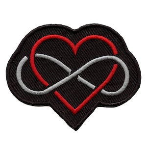 Puede incluir: Parche bordado negro con un corazón rojo y un símbolo de infinito plateado entrelazados. El corazón y el símbolo de infinito están cosidos juntos para formar un solo diseño.