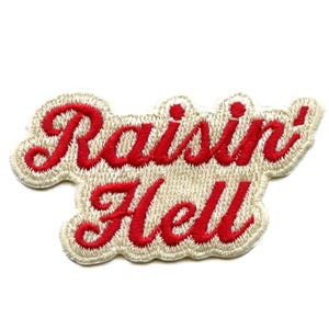 Puede incluir: Parche bordado con las palabras "Raisin' Hell" en letras rojas. El texto está cosido sobre un parche de color crema, de forma irregular, con un borde cosido. El parche está diseñado para planchar o coser sobre tela.