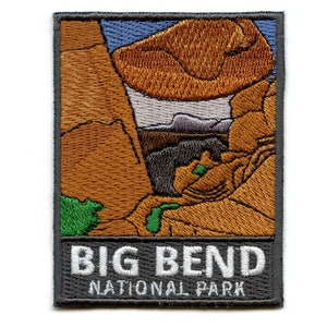 Op de afbeelding: Geborduurde patch met een landschapsscène uit Big Bend National Park. De patch toont rotsformaties in bruin-, beige- en groentinten, met een blauwe lucht. De woorden "BIG BEND NATIONAL PARK" zijn wit geborduurd.