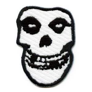 Pode incluir: Patch de ferro bordado preto e branco de uma caveira com um sorriso de dentes.